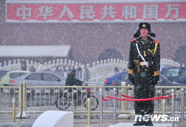 武警戰士雪中執勤