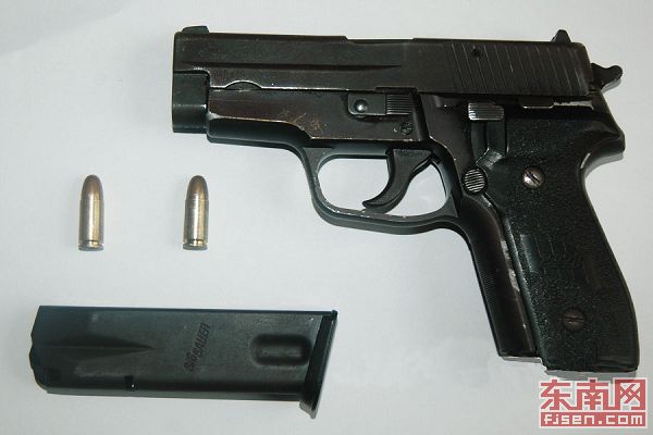 警方从胡益华的腰包中搜出瑞士sig-sauer p228手枪一把,子弹两发.