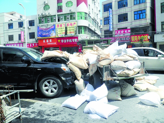 晋江市区湖光路一拖拉机与越野车相撞 人伤货撒