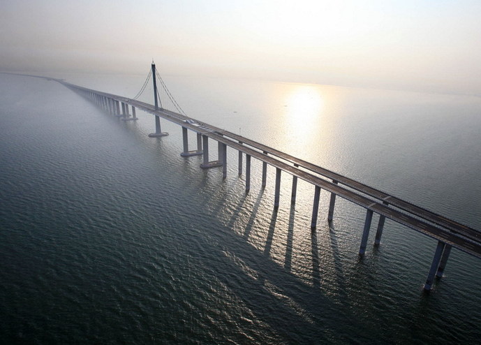 世界最长跨海大桥青岛胶州湾大桥通车