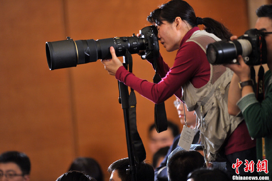 2013年3月,在北京采访全国两会的女性摄影记者中新社发 贾国荣 摄