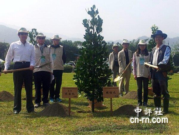 组图:马植树纪念孙中山 吁关心教育百年树人