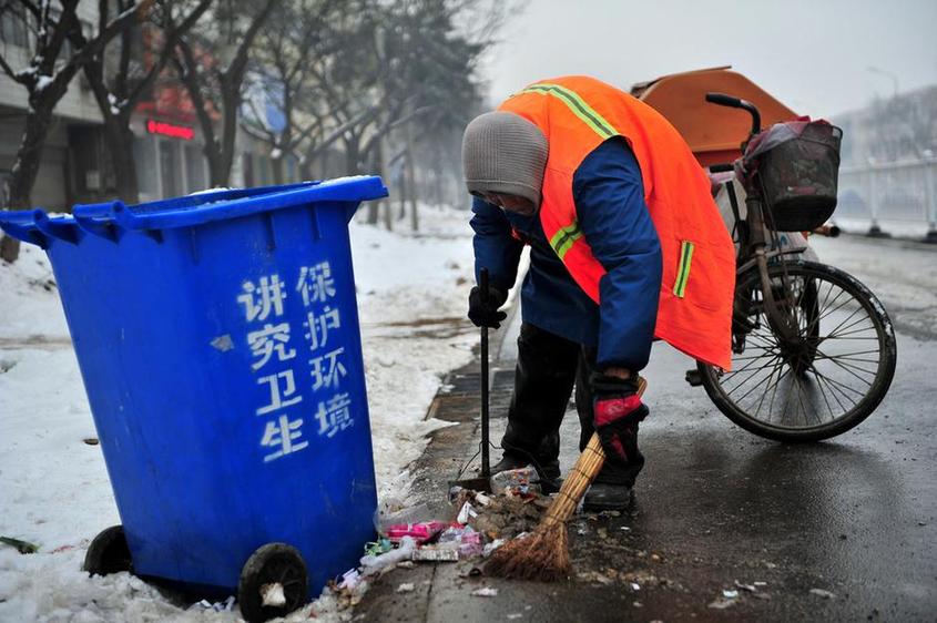 河南省遂平县建设路,78岁的环卫奶奶张秀荣在冰天雪地里打扫卫生