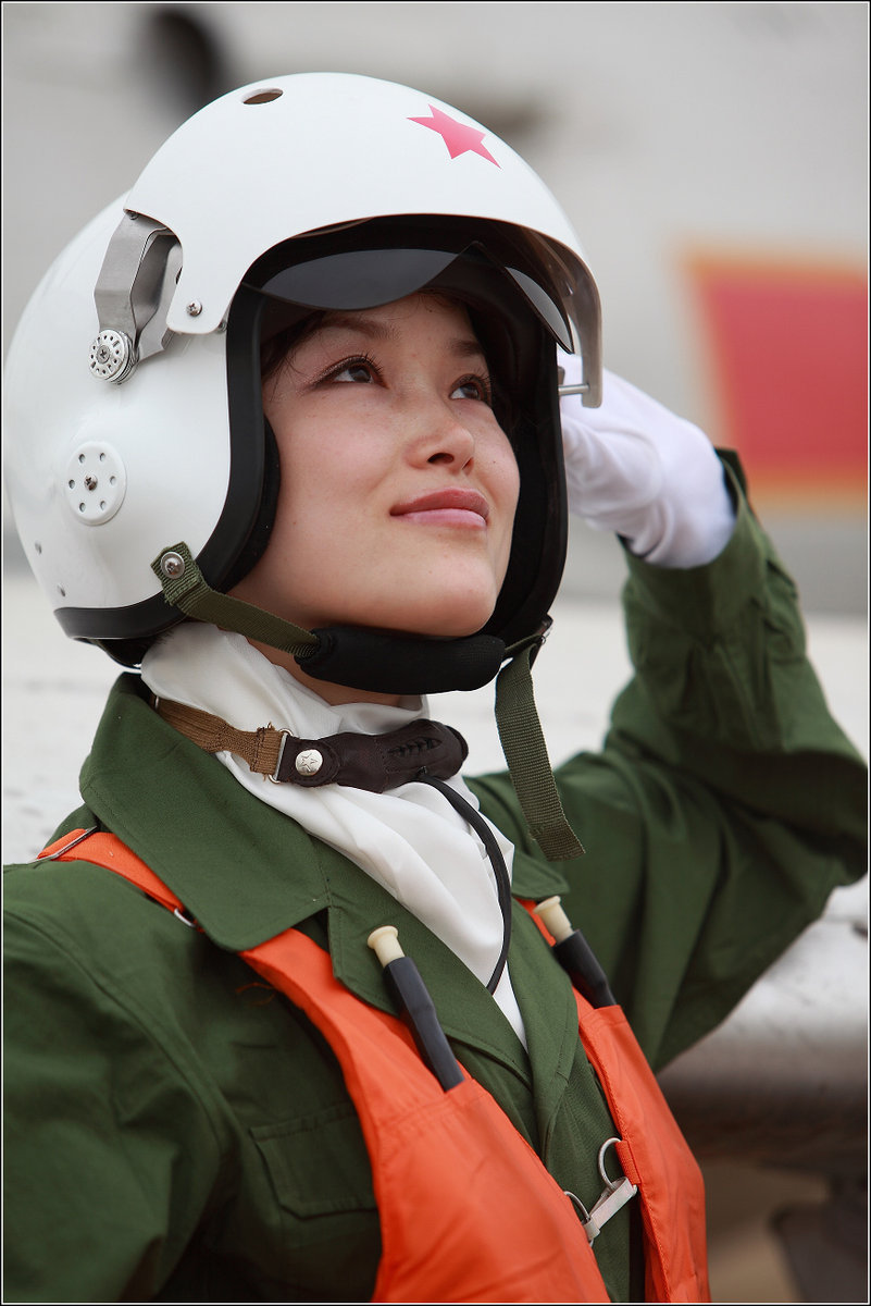 中外空军女飞行员比拼解放军接轨世界
